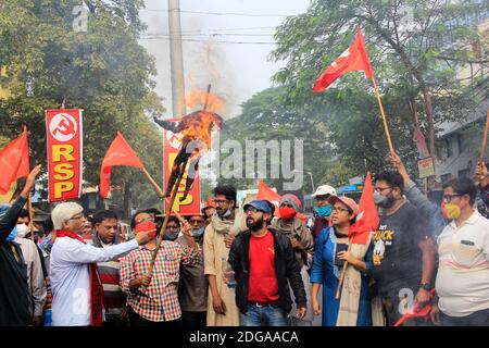 Kolkata, India. 8 dicembre 2020. I partiti di sinistra hanno organizzato raduni di protesta a sostegno di Bharat Bandh e gli agricoltori protestano contro le leggi agricole del governo centrale a Kolkata, in India, l'8 dicembre 2020. (Foto di Snehasish Bodhak/Pacific Press/Sipa USA) Credit: Sipa USA/Alamy Live News Foto Stock