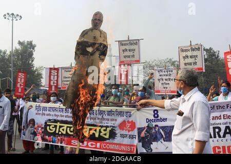 Kolkata, India. 8 dicembre 2020. I partiti di sinistra hanno organizzato raduni di protesta a sostegno di Bharat Bandh e gli agricoltori protestano contro le leggi agricole del governo centrale a Kolkata, in India, l'8 dicembre 2020. (Foto di Snehasish Bodhak/Pacific Press/Sipa USA) Credit: Sipa USA/Alamy Live News Foto Stock