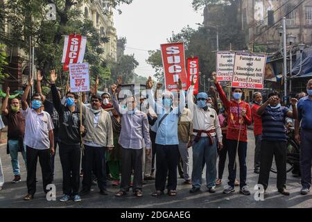 Kolkata, India. 8 dicembre 2020. I partiti di sinistra hanno organizzato raduni di protesta a sostegno di Bharat Bandh e gli agricoltori protestano contro le leggi agricole del governo centrale a Kolkata, in India, l'8 dicembre 2020. (Foto di Snehasish Bodhak/Pacific Press/Sipa USA) Credit: Sipa USA/Alamy Live News Foto Stock