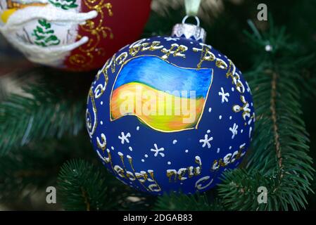 Decorazione di Natale, con bandiera nazionale Ucraina dipinta, appeso su un albero di Natale prima di Capodanno. 2 dicembre 2020. Kiev, Ucraina Foto Stock