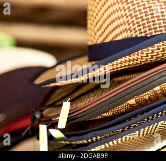 Un sacco di moda trandy cappelli in un mercato Foto Stock