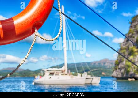 Una boa in barca Neat the pacific Ocean bokeh Foto Stock