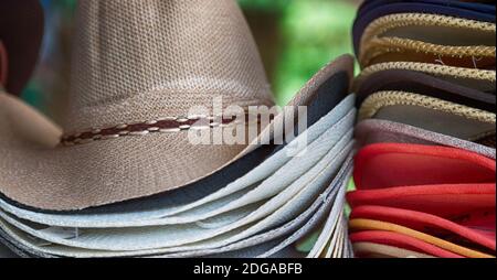 Un sacco di moda trandy cappelli in un mercato Foto Stock