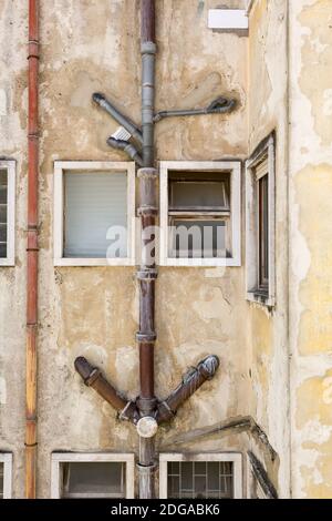 Tubi di drenaggio esterni esposti della vecchia casa di appartamenti a Lisbona, Portogallo Foto Stock