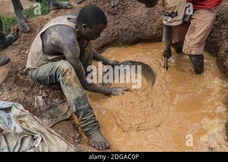 Estrazione illegale artigianale in Uganda Foto Stock