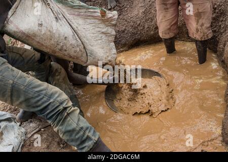 Estrazione illegale artigianale in Uganda Foto Stock