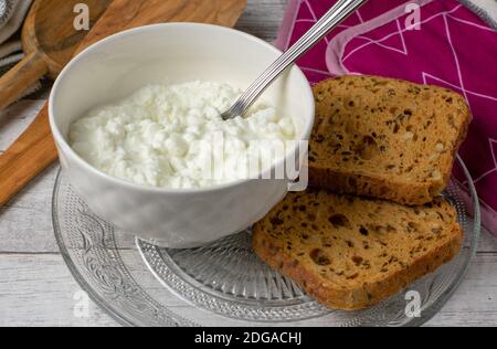 ricotta con pane tostato senza glutine Foto Stock