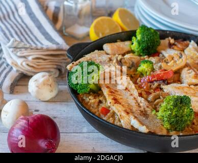 Pesce con riso e verdure marroni Foto Stock