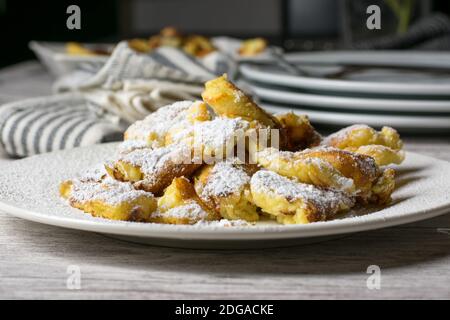 kaiserschmarrn austriaco con zucchero in polvere su un piatto Foto Stock