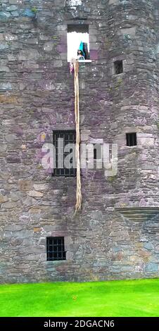 Una versione moderna (2017) di Rapunzle (la nubile della torre) esposta al Castello di MacLellan, Kirkcudbright, Scozia. Rapunzel è una favola tedesca registrata dai Fratelli Grimm e pubblicata per la prima volta nel 1812 come parte di Children's and Household Tales . Precedentemente apparve in varie versioni, adattamenti e traduzioni, tra cui la Petrosinella di Giambattista Basile (1634); la Persinette di Charlotte-Rose de Caumont de la Force (1698), Das Mährchen von der Padde di Johann Gustav Büsching (1812); e il Rapunzel di Friedrich Schulz (1790). Foto Stock