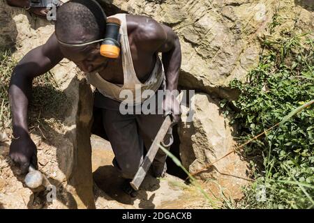 Estrazione illegale artigianale in Uganda Foto Stock