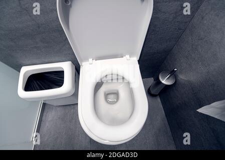 WC, vista dall'alto della ciotola in ceramica del bagno d'ufficio Foto Stock
