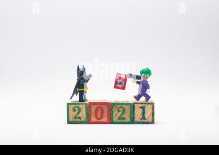 lego batman e joker festeggiano l'anno 2021. Le minifigie sono prodotte dal Gruppo Lego. Foto Stock