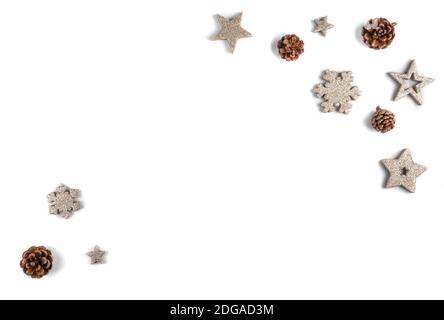 Bianco semplice, sfondo invernale. Piatto di Natale con coni di pino, stelle d'oro e fiocchi di neve. Vista dall'alto. Foto Stock