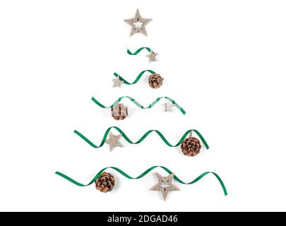 Decorato albero di Natale semplice su sfondo bianco. Nastro verde, coni di pino, stelle d'oro. Disposizione piatta. Vista dall'alto. Foto Stock