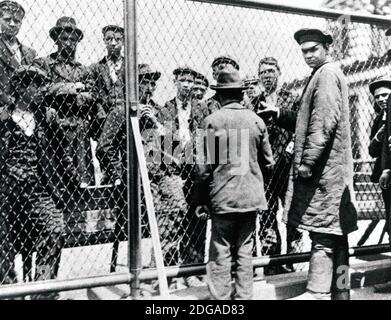 Penna di detenzione presso la stazione di immigrazione di Ellis Island, New York [1902] Foto Stock