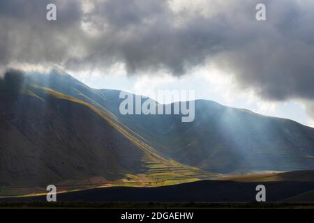 Suggestivo paesaggio montano nei pressi del borgo di Castelluccio nel Parco Nazionale del Monte Sibillini, Umbria, Italia Foto Stock