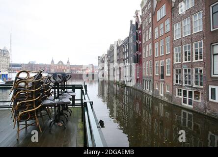 Una vista generale con sedie e tavoli impilati di una terrazza chiusa sul canale Damrak vicino alla stazione centrale di Amsterdam in mezzo alla pandemia di Coronavirus l'8 dicembre 2020 ad Amsterdam, Paesi Bassi. Le infezioni da Coronavirus aumentano di nuovo con 43,103 nuove persone che hanno dato risultati positivi per COVID-19 in una settimana secondo l'ultimo sondaggio dell'istituto di sanità pubblica (RIVM). Il primo ministro olandese Mark Rutte terrà oggi una conferenza stampa alle 19:00, quando annuncerà quali misure saranno applicate nel periodo natalizio. (Photoby Paulo Amorim/Sipa USA) Foto Stock