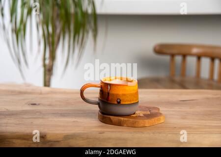Tazza di caffè turco in ceramica sul tavolo di legno Foto Stock