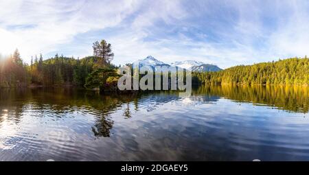 Splendida e tranquilla vista panoramica sul lago di Levette Foto Stock