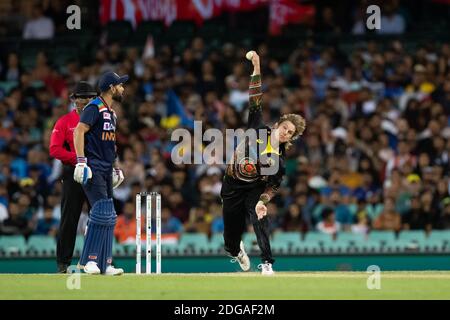 Sydney, Australia. 8 dicembre 2020. Adam Zampa of Australia Bowls durante la terza partita della Dettol ODI T20I Series tra Australia e India al Sydney Cricket Ground, Sydney, Australia, l'8 dicembre 2020. Foto di Peter Dovgan. Solo per uso editoriale, è richiesta una licenza per uso commerciale. Nessun utilizzo nelle scommesse, nei giochi o nelle pubblicazioni di un singolo club/campionato/giocatore. Credit: UK Sports Pics Ltd/Alamy Live News Foto Stock