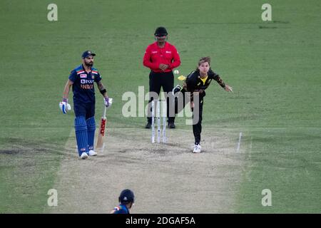 Sydney, Australia. 8 dicembre 2020. Adam Zampa of Australia Bowls durante la terza partita della Dettol ODI T20I Series tra Australia e India al Sydney Cricket Ground, Sydney, Australia, l'8 dicembre 2020. Foto di Peter Dovgan. Solo per uso editoriale, è richiesta una licenza per uso commerciale. Nessun utilizzo nelle scommesse, nei giochi o nelle pubblicazioni di un singolo club/campionato/giocatore. Credit: UK Sports Pics Ltd/Alamy Live News Foto Stock