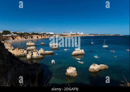 Portimao, Portogallo - 18 agosto 2020: Vista della spiaggia di Alemao (Praia do Alemao) in una giornata estiva, ad Algarve, Portogallo Foto Stock