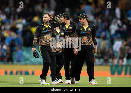 Sydney, Australia. 8 dicembre 2020. L'Australia festeggia la vittoria durante la terza partita della serie Dettol ODI T20I tra Australia e India al Sydney Cricket Ground, Sydney, Australia, l'8 dicembre 2020. Foto di Peter Dovgan. Solo per uso editoriale, è richiesta una licenza per uso commerciale. Nessun utilizzo nelle scommesse, nei giochi o nelle pubblicazioni di un singolo club/campionato/giocatore. Credit: UK Sports Pics Ltd/Alamy Live News Foto Stock