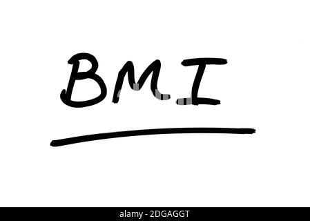 L'abbreviazione BMI - che significa indice di massa corporea, scritta a mano su sfondo bianco. Foto Stock