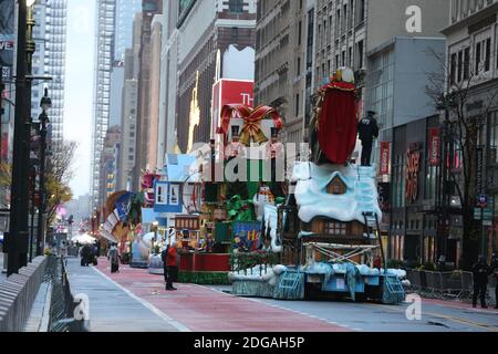 I carri sono allineati lungo la E. 34th Street nella 94th Macy's Thanksgiving Day Parade a New York City, 26 novembre 2020. (Foto: Gordon Donovan) Foto Stock