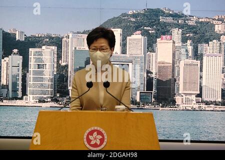 Hong Kong, Cina. 8 Dic 2020. Amministratore delegato della Regione amministrativa speciale di Hong Kong (HKSAR) Carrie Lam partecipa a una conferenza stampa a Hong Kong, Cina meridionale, 8 dicembre 2020. PER ANDARE CON 'Hong Kong per rafforzare ulteriormente le misure di divaricamento sociale per contenere COVID-19: Capo esecutivo HKSAR' Credit: Lui Siu Wai/Xinhua/Alamy Live News Foto Stock