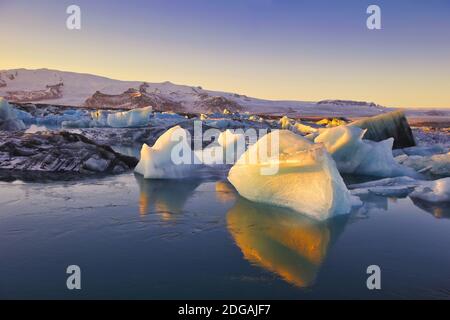 Ghiaccio e Iceberrgs a Glacier Lagoon JÃ¶kulsarlon, Islanda, Europa Foto Stock