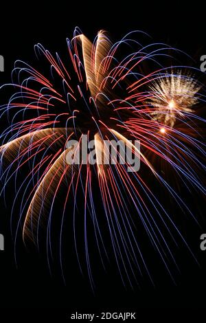 Fuochi d'artificio colorati presi il 4 luglio Foto Stock