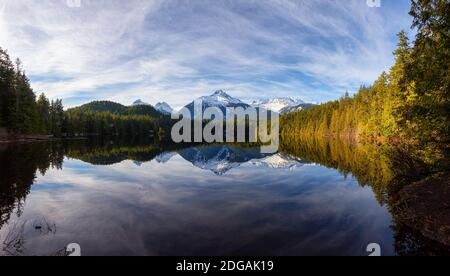 Splendida e tranquilla vista panoramica sul lago di Levette Foto Stock