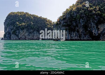 Crociera nella laguna di Koh Hong nel Mare delle Andamane e Parco Tharn Bok Khorani nella Provincia di Krabi - Thailandia - 28 gennaio 2020 Foto Stock