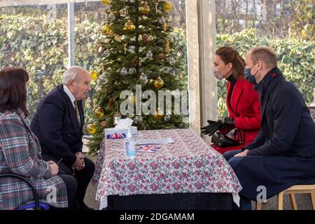 Il Duca e la Duchessa di Cambridge chiacchierano con il residente Ted Hogg e il membro dello staff Lorraine Perdicchia durante una visita alla Cleeve Court Care Home a Twerton, Bath. Il duca e la duchessa hanno parlato al personale delle loro esperienze di assistenza e di assistenza ai residenti per rimanere connessi con i loro cari durante la pandemia, l'ultimo giorno di un tour di tre giorni in tutto il paese. Foto Stock