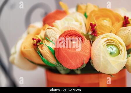 Bouquet di fiori di carta con cioccolatini all'interno Foto Stock