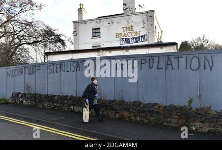 Graffiti di propaganda anti-vaccinazione spruzzati sulle pareti intorno ad un pub in disuso a Madeley, Telford, Shropshire. Anti Vaccine Credit: David Bagnall Foto Stock