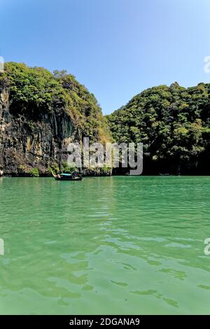 Crociera nella laguna di Koh Hong nel Mare delle Andamane e Parco Tharn Bok Khorani nella Provincia di Krabi - Thailandia - 28 gennaio 2020 Foto Stock