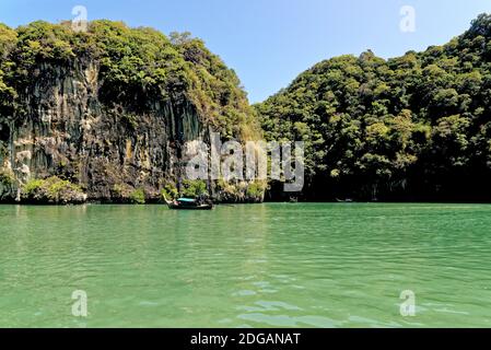 Crociera nella laguna di Koh Hong nel Mare delle Andamane e Parco Tharn Bok Khorani nella Provincia di Krabi - Thailandia - 28 gennaio 2020 Foto Stock