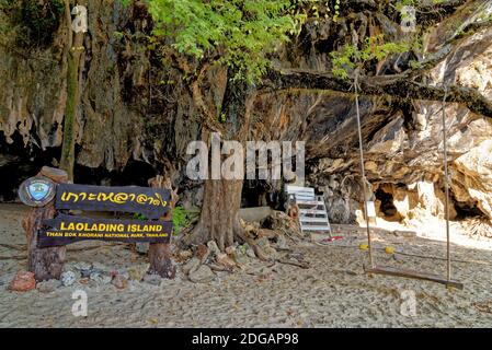 Segno di Phang Nga Island - Ko Lao la Ding - piccola isola situata dietro l'Isola di Hong. Benedetto con acqua di mare cristallina, piacevole e ombreggiata Foto Stock