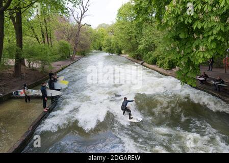 Surf nel fiume Eisbach, Monaco, Germania Foto Stock