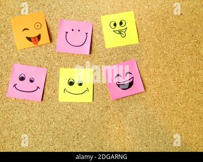 bordo di sughero con il palo colorato relativo che rappresenta le varie emoticon con concetto di comunicazione di varie emozioni Foto Stock