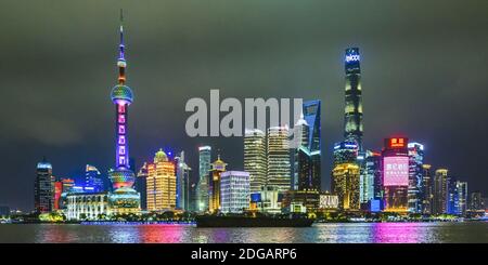 Scena notturna del quartiere di Pudong, Shanghai, Cina Foto Stock