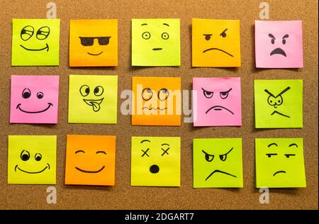 bordo di sughero con il palo colorato relativo che rappresenta le varie emoticon con concetto di comunicazione di varie emozioni Foto Stock