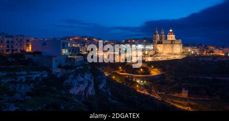 Santuario di nostra Signora di Mellieħa, la cattedrale collinare di Mellieha, Malta di notte Foto Stock