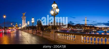 Parigi di notte da Pont Alexandre III, Parigi, Francia Foto Stock