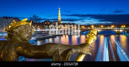 Parigi di notte da Pont Alexandre III, Parigi, Francia Foto Stock