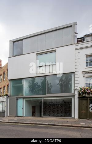 Vista dell'elevazione principale della Galleria Lisson. Lisson Gallery, Marylebone, Regno Unito. Architetto: Tony Fretton Architects Ltd, 1992. Foto Stock