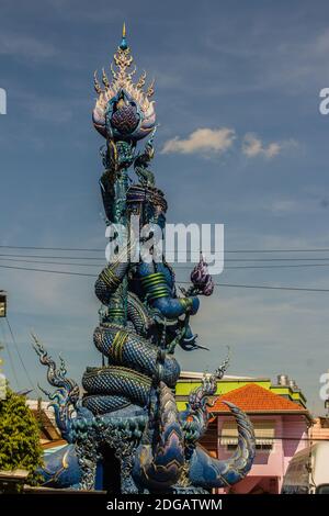 Scultura di animali selvatici Himavanta al tempio Wat Rong Suea Ten, Chiang Rai, Thailandia. L'Himavanta è una foresta leggendaria che circonda la base di Foto Stock